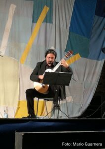 Il chitarrista Davide Sciacca durante l'esecuzione del brano